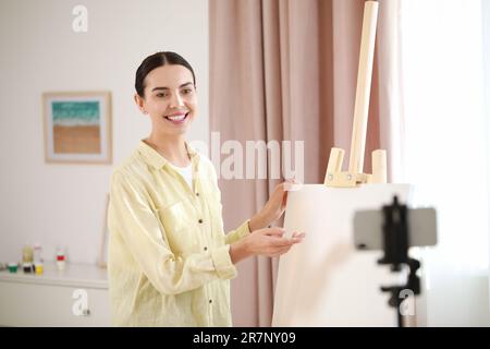 Lehrer, der zu Hause Online-Malunterricht durchführt. Zeit für ein Hobby Stockfoto