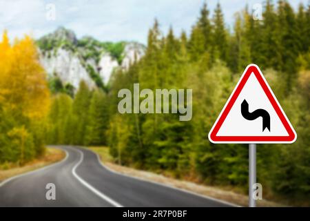 Straßenschild mit Kurven auf der Autobahn, Platz für Text Stockfoto