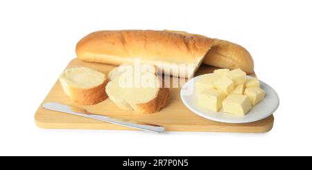 Ganze und geschnittene Baguettes mit frischer Butter auf weißem Hintergrund Stockfoto