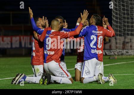 Curitiba, Brasilien. 16. Juni 2023. PR - CURITIBA - 06/16/2023 - PARANAENSE B 2023, PARANA CLUBE X ARAUCARIA - Spieler aus Parana Clube feiern ein Tor während eines Spiels gegen Araucaria im Durival de Britto Stadion für die Paranaense B 2023 Meisterschaft. Foto: Robson Mafra/AGIF/Sipa USA Kredit: SIPA USA/Alamy Live News Kredit: SIPA USA/Alamy Live News Stockfoto