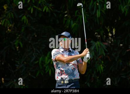 Los Angeles, Usa. 16. Juni 2023. Rickie Fowler schlägt in der zweiten Runde der 2023 USA auf dem 6.-Loch ab Eröffnet die Golfmeisterschaft im Los Angeles Country Club in Los Angeles, Kalifornien, am Freitag, den 16. Juni 2023. Foto: Mike Goulding/UPI Credit: UPI/Alamy Live News Stockfoto