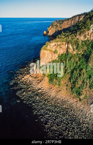 Luftaufnahme der Klippen der Grand Manan Island, New Brunswick, Kanada Stockfoto