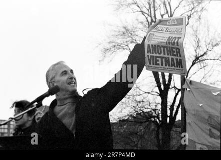 Boston, Massachusetts, USA. 15. Juni 2023. Anti-war Demo, 12/1/1990, Boston Common, anwesend ist Daniel Ellsberg, der Whistleblower der Regierung, der die Pentagon Papers veröffentlichte, in denen der US-Krieg in Vietnam als unhaltbar dargestellt wird. (Kreditbild: © Kenneth Martin/ZUMA Press Wire) NUR REDAKTIONELLE VERWENDUNG! Nicht für den kommerziellen GEBRAUCH! Stockfoto