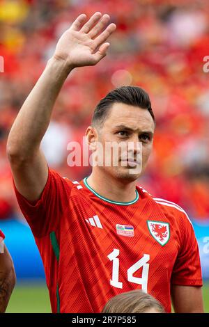 Cardiff, Großbritannien. 16. Juni 2023. Connor Roberts von Wales während der Nationalhymne. Wales gegen Armenien am 16. Juni 2023 in einem UEFA EURO 2024 Qualifier im Cardiff City Stadium. Kredit: Lewis Mitchell/Alamy Live News Stockfoto
