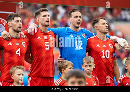 Cardiff, Großbritannien. 16. Juni 2023. Ben Davies, Chris Mepham, Wales Torwart Danny ward & Aaron Ramsey of Wales während der Nationalhymne. Wales gegen Armenien am 16. Juni 2023 in einem UEFA EURO 2024 Qualifier im Cardiff City Stadium. Kredit: Lewis Mitchell/Alamy Live News Stockfoto