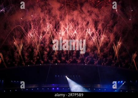 Istanbul, Türkei. 10. Juni 2021 Ein Feuerwerk während der Eröffnungszeremonie vor dem letzten Fußballspiel der UEFA Champions League zwischen dem FC Manchester City und dem FC Internazionale. Kredit: Nicolò Campo/Alamy Live News Stockfoto