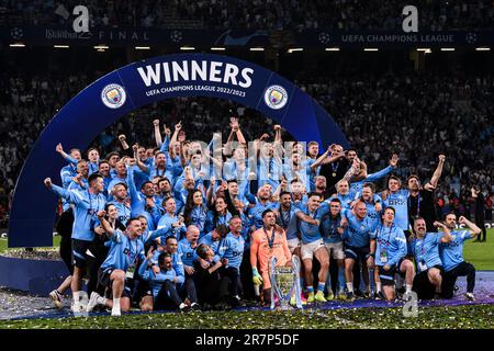 Istanbul, Türkei. 11. Juni 2021 Spieler und Mitarbeiter des Manchester City FC feiern mit der Trophäe während der Preisverleihung nach dem letzten Fußballspiel der UEFA Champions League zwischen dem Manchester City FC und dem FC Internazionale. Kredit: Nicolò Campo/Alamy Live News Stockfoto