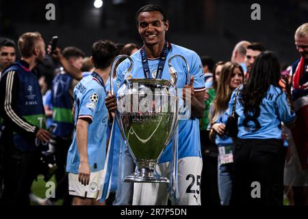 Istanbul, Türkei. 11. Juni 2021 Manuel Akanji vom Manchester City FC feiert mit der Trophäe während der Preisverleihung nach dem Fußballfinale der UEFA Champions League zwischen dem Manchester City FC und dem FC Internazionale. Kredit: Nicolò Campo/Alamy Live News Stockfoto