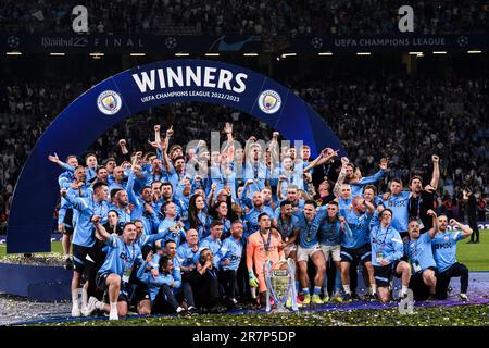 Istanbul, Türkei. 11. Juni 2021 Spieler und Mitarbeiter des Manchester City FC feiern mit der Trophäe während der Preisverleihung nach dem letzten Fußballspiel der UEFA Champions League zwischen dem Manchester City FC und dem FC Internazionale. Kredit: Nicolò Campo/Alamy Live News Stockfoto