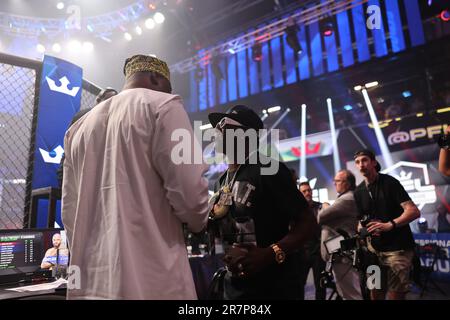 Atlanta, Georgia, USA. 16. Juni 2023. Atlanta, GA - 16. Juni: Francis Ngannou und Flava Flav treffen sich am 16. Juni 2023 auf der PFL Atlanta 5 in der Overtime Elite Arena in Atlanta, Georgia. (Kreditbild: © Aaron Litz/PX Imagens via ZUMA Press Wire) NUR REDAKTIONELLE VERWENDUNG! Nicht für den kommerziellen GEBRAUCH! Stockfoto