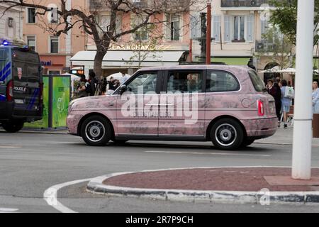 Cannes, Frankreich. 16. Mai 2023. Blick auf ein rosafarbenes Christian Dior-Auto auf der Straße während des internationalen Filmfestivals von Cannes 76. Stockfoto