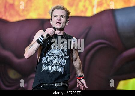 Clisson, Frankreich. 16. Juni 2023. Sum 41 tritt am 16. Juni 2023 beim Hellfest Open Air Festival in Clisson, Frankreich, live auf der Bühne auf. Foto: Julien Reynaud/APS-Medias/ABACAPRESS.COM Kredit: Abaca Press/Alamy Live News Stockfoto