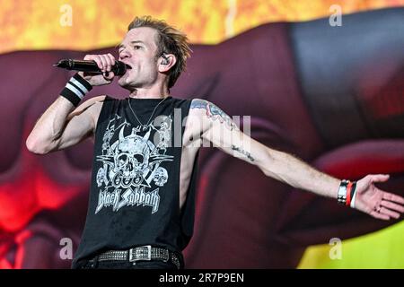 Clisson, Frankreich. 16. Juni 2023. Sum 41 tritt am 16. Juni 2023 beim Hellfest Open Air Festival in Clisson, Frankreich, live auf der Bühne auf. Foto: Julien Reynaud/APS-Medias/ABACAPRESS.COM Kredit: Abaca Press/Alamy Live News Stockfoto