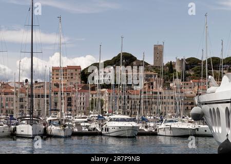 Cannes, Frankreich. 18. Mai 2023. Blick auf die Boote und die Höhen der Stadt Cannes während des internationalen Filmfestivals von Cannes 76. Stockfoto