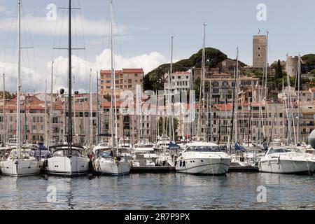 Cannes, Frankreich. 18. Mai 2023. Blick auf die Boote und die Höhen der Stadt Cannes während des internationalen Filmfestivals von Cannes 76. Stockfoto