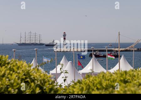 Cannes, Frankreich. 27. Mai 2023. Blick auf den Royal Clipper, eine 134 Meter lange 5-Mast-Yacht und die Arience-Yacht vor Anker in der Bucht von Cannes (Gul Stockfoto