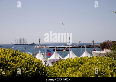 Cannes, Frankreich. 27. Mai 2023. Blick auf den Royal Clipper, eine 134 Meter lange 5-Mast-Yacht und die Arience-Yacht vor Anker in der Bucht von Cannes (Gul Stockfoto