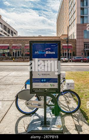 Montgomery, Alabama, USA – Feb. 7, 2023: Mietstation in der Commerce Street für ein Fahrrad-Sharing-Programm seit 2019 in der Innenstadt von Montgomery. Stockfoto