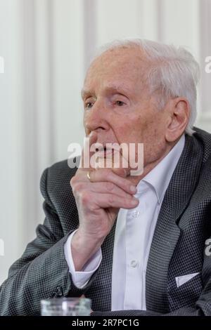 Hamburg, Deutschland. 09. Juni 2023. Klaus von Dohnanyi (SPD), ehemaliger erster Bürgermeister von Hamburg, gibt in seinem Büro ein Interview. Er feiert seinen 95. Geburtstag am 23. Juni 2023. (Zu dpa „immer noch lebhaft im reifen Alter – Klaus von Dohnanyi wird 95“) Kredit: Markus Scholz/dpa/Alamy Live News Stockfoto