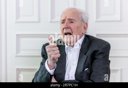 Hamburg, Deutschland. 09. Juni 2023. Klaus von Dohnanyi (SPD), ehemaliger erster Bürgermeister von Hamburg, gibt in seinem Büro ein Interview. Er feiert seinen 95. Geburtstag am 23. Juni 2023. (Zu dpa „immer noch lebhaft im reifen Alter – Klaus von Dohnanyi wird 95“) Kredit: Markus Scholz/dpa/Alamy Live News Stockfoto