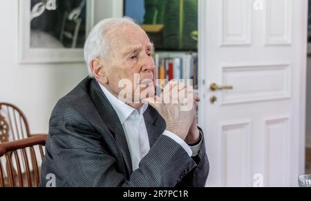 Hamburg, Deutschland. 09. Juni 2023. Klaus von Dohnanyi (SPD), ehemaliger erster Bürgermeister von Hamburg, gibt in seinem Büro ein Interview. Er feiert seinen 95. Geburtstag am 23. Juni 2023. (Zu dpa „immer noch lebhaft im reifen Alter – Klaus von Dohnanyi wird 95“) Kredit: Markus Scholz/dpa/Alamy Live News Stockfoto