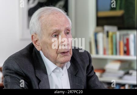 Hamburg, Deutschland. 09. Juni 2023. Klaus von Dohnanyi (SPD), ehemaliger erster Bürgermeister von Hamburg, gibt in seinem Büro ein Interview. Er feiert seinen 95. Geburtstag am 23. Juni 2023. (Zu dpa „immer noch lebhaft im reifen Alter – Klaus von Dohnanyi wird 95“) Kredit: Markus Scholz/dpa/Alamy Live News Stockfoto