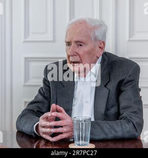 Hamburg, Deutschland. 09. Juni 2023. Klaus von Dohnanyi (SPD), ehemaliger erster Bürgermeister von Hamburg, gibt in seinem Büro ein Interview. Er feiert seinen 95. Geburtstag am 23. Juni 2023. (Zu dpa „immer noch lebhaft im reifen Alter – Klaus von Dohnanyi wird 95“) Kredit: Markus Scholz/dpa/Alamy Live News Stockfoto