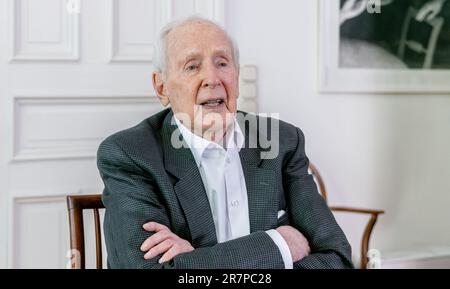 Hamburg, Deutschland. 09. Juni 2023. Klaus von Dohnanyi (SPD), ehemaliger erster Bürgermeister von Hamburg, gibt in seinem Büro ein Interview. Er feiert seinen 95. Geburtstag am 23. Juni 2023. (Zu dpa „immer noch lebhaft im reifen Alter – Klaus von Dohnanyi wird 95“) Kredit: Markus Scholz/dpa/Alamy Live News Stockfoto