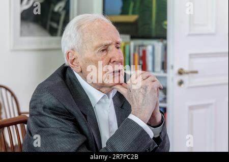 Hamburg, Deutschland. 09. Juni 2023. Klaus von Dohnanyi (SPD), ehemaliger erster Bürgermeister von Hamburg, gibt in seinem Büro ein Interview. Er feiert seinen 95. Geburtstag am 23. Juni 2023. (Zu dpa „immer noch lebhaft im reifen Alter – Klaus von Dohnanyi wird 95“) Kredit: Markus Scholz/dpa/Alamy Live News Stockfoto