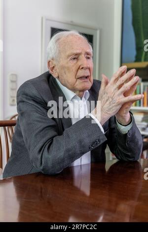 Hamburg, Deutschland. 09. Juni 2023. Klaus von Dohnanyi (SPD), ehemaliger erster Bürgermeister von Hamburg, gibt in seinem Büro ein Interview. Er feiert seinen 95. Geburtstag am 23. Juni 2023. (Zu dpa „immer noch lebhaft im reifen Alter – Klaus von Dohnanyi wird 95“) Kredit: Markus Scholz/dpa/Alamy Live News Stockfoto