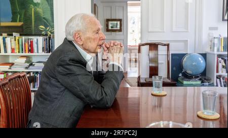 Hamburg, Deutschland. 09. Juni 2023. Klaus von Dohnanyi (SPD), ehemaliger erster Bürgermeister von Hamburg, gibt in seinem Büro ein Interview. Er feiert seinen 95. Geburtstag am 23. Juni 2023. (Zu dpa „immer noch lebhaft im reifen Alter – Klaus von Dohnanyi wird 95“) Kredit: Markus Scholz/dpa/Alamy Live News Stockfoto