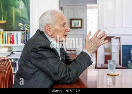 Hamburg, Deutschland. 09. Juni 2023. Klaus von Dohnanyi (SPD), ehemaliger erster Bürgermeister von Hamburg, gibt in seinem Büro ein Interview. Er feiert seinen 95. Geburtstag am 23. Juni 2023. (Zu dpa „immer noch lebhaft im reifen Alter – Klaus von Dohnanyi wird 95“) Kredit: Markus Scholz/dpa/Alamy Live News Stockfoto