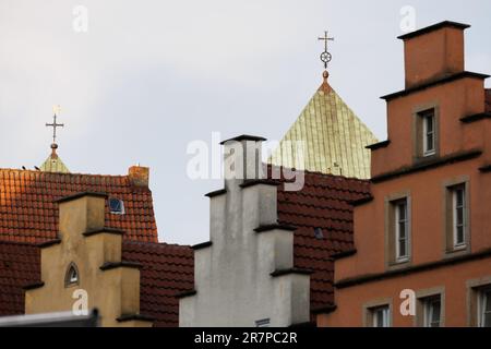 16. Juni 2023, Niedersachsen, Osnabrück: Die Kreuze der katholischen Kathedrale St. Peter kann im Licht der untergehenden Sonne am Vorabend des Ökumenischen Kirchentages gesehen werden. Foto: Friso Gentsch/dpa Stockfoto