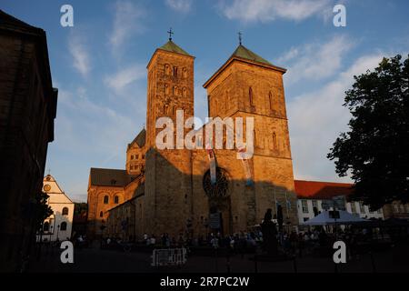 16. Juni 2023, Niedersachsen, Osnabrück: Die katholische Kathedrale von St. Peter ist im Licht der untergehenden Sonne am Vorabend des Ökumenischen Kirchentages zu sehen. Foto: Friso Gentsch/dpa Stockfoto