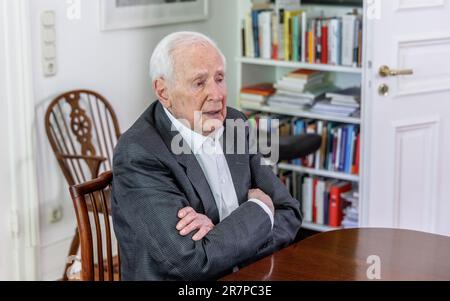 Hamburg, Deutschland. 09. Juni 2023. Klaus von Dohnanyi (SPD), ehemaliger erster Bürgermeister von Hamburg, gibt in seinem Büro ein Interview. Er feiert seinen 95. Geburtstag am 23. Juni 2023. (Zu dpa „immer noch lebhaft im reifen Alter – Klaus von Dohnanyi wird 95“) Kredit: Markus Scholz/dpa/Alamy Live News Stockfoto