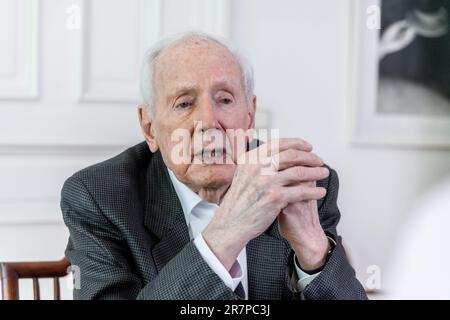 Hamburg, Deutschland. 09. Juni 2023. Klaus von Dohnanyi (SPD), ehemaliger erster Bürgermeister von Hamburg, gibt in seinem Büro ein Interview. Er feiert seinen 95. Geburtstag am 23. Juni 2023. (Zu dpa „immer noch lebhaft im reifen Alter – Klaus von Dohnanyi wird 95“) Kredit: Markus Scholz/dpa/Alamy Live News Stockfoto