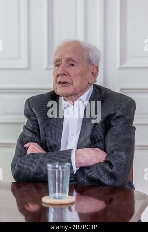 Hamburg, Deutschland. 09. Juni 2023. Klaus von Dohnanyi (SPD), ehemaliger erster Bürgermeister von Hamburg, gibt in seinem Büro ein Interview. Er feiert seinen 95. Geburtstag am 23. Juni 2023. (Zu dpa „immer noch lebhaft im reifen Alter – Klaus von Dohnanyi wird 95“) Kredit: Markus Scholz/dpa/Alamy Live News Stockfoto