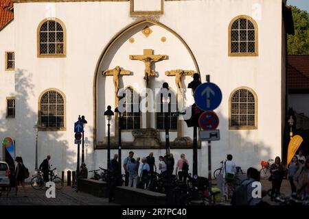 16. Juni 2023, Niedersachsen, Osnabrück: Kreuze können an der kleinen Kirche im Licht der untergehenden Sonne am Vorabend des Ökumenischen Kirchentages gesehen werden. Foto: Friso Gentsch/dpa Stockfoto