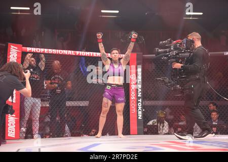 Atlanta, Georgia, USA. 16. Juni 2023. Atlanta, GA - 16. Juni: Larissa Pacheco bereitet sich vor dem Kampf auf der PFL Atlanta 5 am 16. Juni 2023 in der Overtime Elite Arena in Atlanta, Georgia, vor. (Kreditbild: © Aaron Litz/PX Imagens via ZUMA Press Wire) NUR REDAKTIONELLE VERWENDUNG! Nicht für den kommerziellen GEBRAUCH! Stockfoto