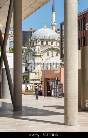 Istanbul, Türkei - 13. Mai 2023: Nusretiye kaiserliche osmanische Moschee eingerahmt von einer Passage im Istanbul Museum of Modern Art, passend im Galataport Komplex, im Viertel Karakoy, Beyoglu Viertel Stockfoto