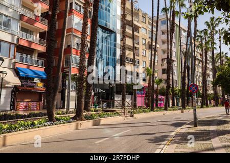 Antalya, Türkei - Mai 2023 Blick auf den 100. Anniversary Boulevard, eine belebte Straße im Zentrum von Antalya. Hochwertiges Foto Stockfoto