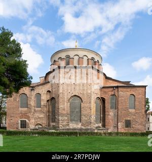 Seitlicher Blick auf die Hagia Irene oder die Heilige Friedenskirche, eine alte byzantinische östlich-orthodoxe Kirche, die sich im äußeren Innenhof des Topkapi-Palastes, Istanbul, Türkei befindet Stockfoto