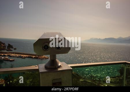 Münzbetätigte Ferngläser neben der Promenade in Antalya . Hochwertiges Foto Stockfoto