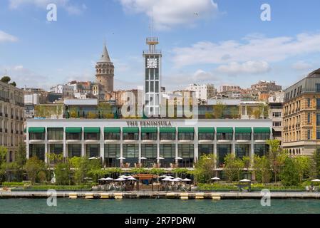 Istanbul, Türkei - Mai 8 2023: Fassade des modernen architektonischen Gebäudes des Grand Tarabya 5-Sterne-Hotels, passend zur Bosporus-Straße, im Sariyer-Viertel, an einem Sommertag, Stockfoto