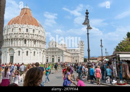 Pisa Italien - 24 2011. April; Touristen auf der Straße in der Nähe des Schiefen Turms und des Doms Stockfoto