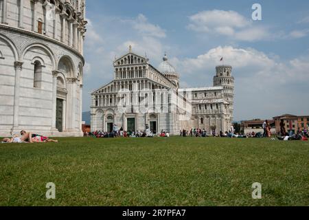 Pisa Italien - 24 2011. April; Touristen auf der Straße in der Nähe des Schiefen Turms und des Doms Stockfoto