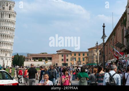 Pisa Italien - 24 2011. April; Touristen auf der Straße in der Nähe des Schiefen Turms und des Doms Stockfoto
