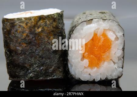 Sushi mit Lachs auf einsamem Hintergrund aus nächster Nähe, Essen im Restaurant Stockfoto