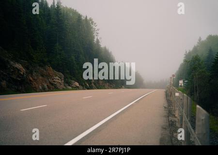 Trans Canada Highway entlang der Ostküste des Superior Lake. Hochwertiges Foto Stockfoto