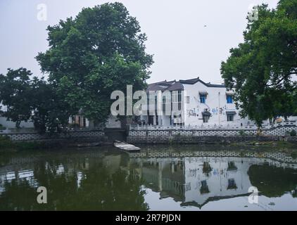 Huzhou, Chinas Provinz Zhejiang. 16. Juni 2023. Dieses Foto wurde am 16. Juni 2023 aufgenommen und zeigt einen Blick auf das Dorf Quanxin in Donglin Town, Huzhou, Ost-Chinas Provinz Zhejiang, 16. Juni 2023. Im Rahmen des Programms zur Wiederbelebung des grünen ländlichen Raums von Zhejiang hat sich Donglin Town auf den Aufbau einer wunderschönen Landschaft konzentriert, die auf den kulturellen und natürlichen Ressourcen basiert, und unternimmt alle Anstrengungen, um eine grüne und nachhaltige Entwicklung zu erreichen und gleichzeitig wirtschaftliche Vorteile zu erhalten. Kredit: Xu Yu/Xinhua/Alamy Live News Stockfoto